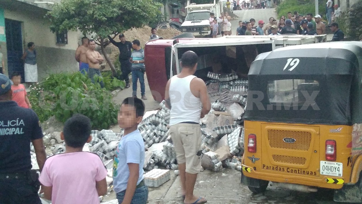 Se estrella camioneta cargada con cervezas