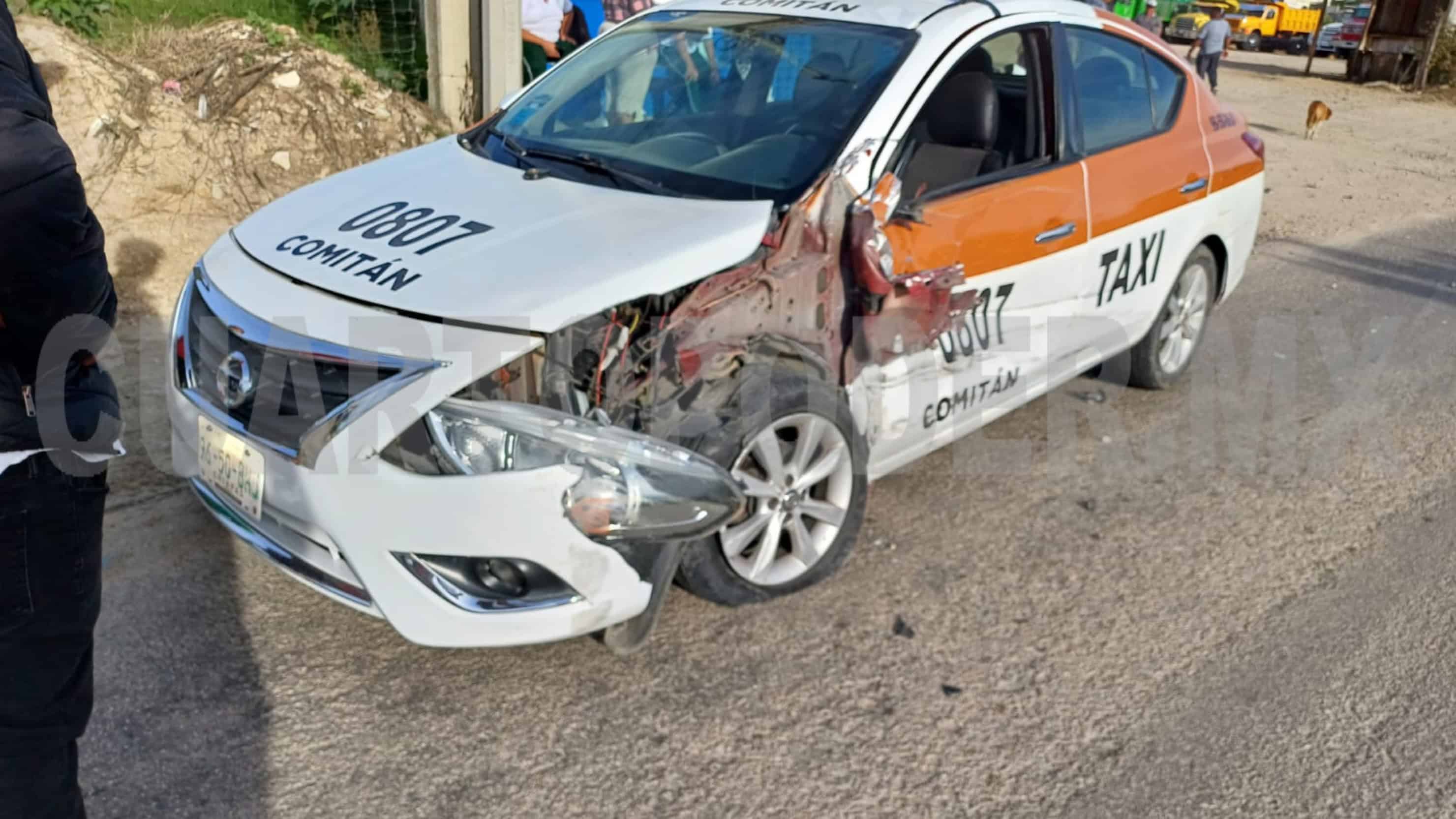 Choque frontal de pick up y taxi