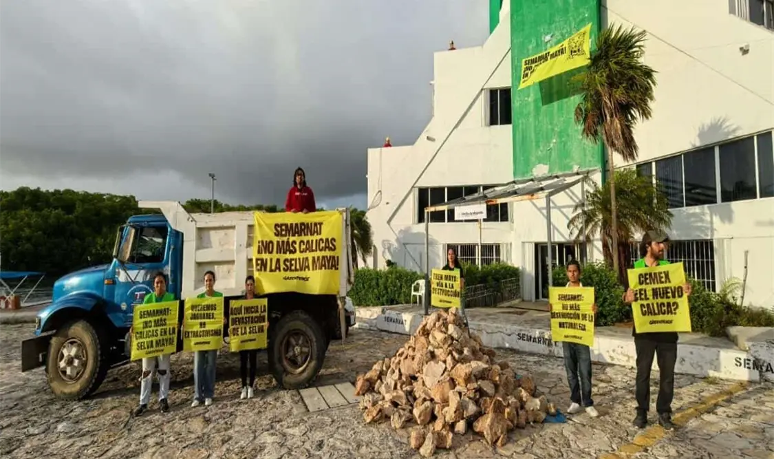 Activistas de Greenpeace permanecieron en lo alto del edificio, con pancartas en mano. Cortesía