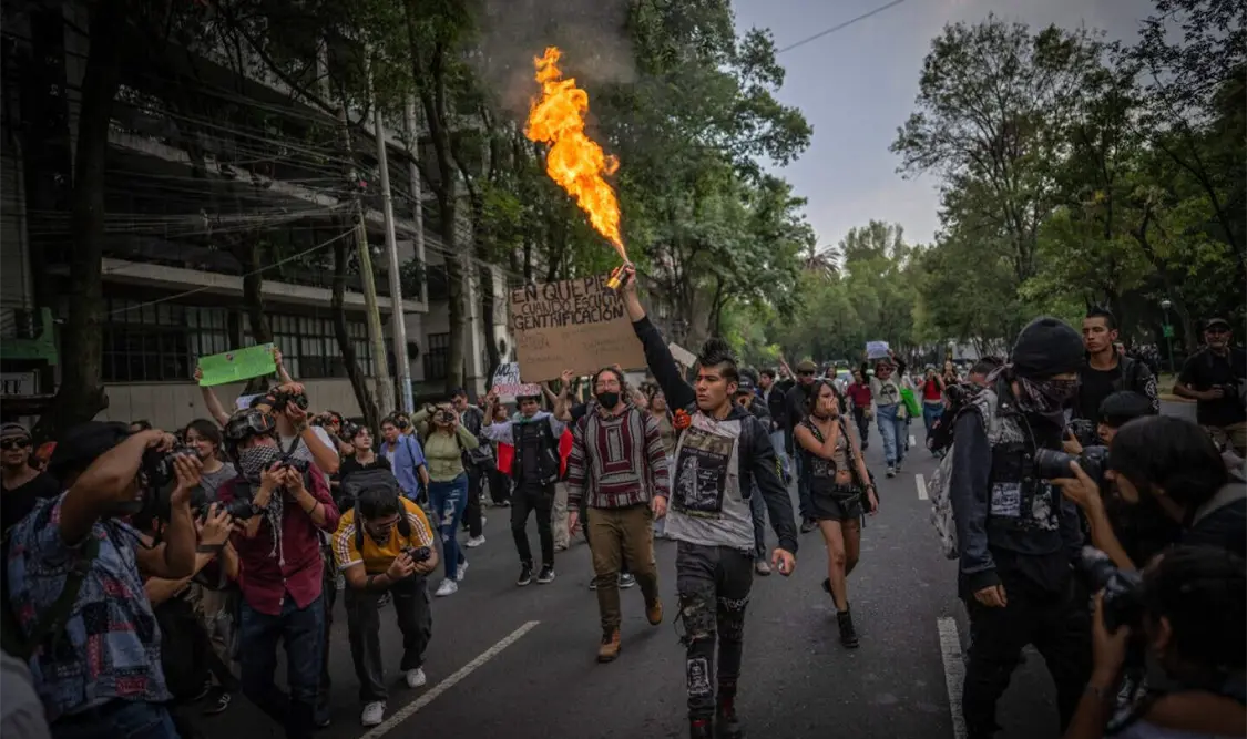 El viernes pasado, durante la primera marcha antigentrificación, integrantes del bloque negro dañaron el mobiliario de restaurantes en las colonias Roma, Condesa y Doctores. El Universal