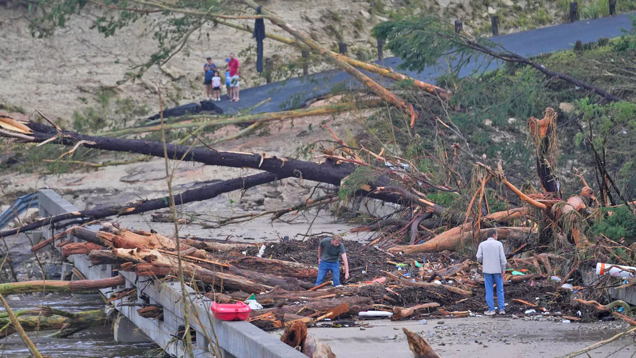Suman 104 fallecidos por inundaciones