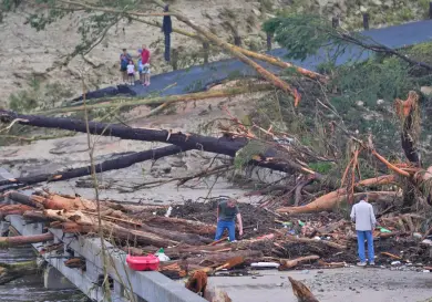 Suman 104 fallecidos por inundaciones