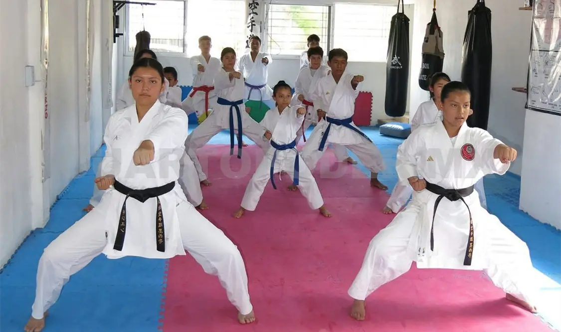 Los 18 karatecas evaluados del Dojo Kaizen mostraron sus avances técnicos durante el examen de grados Kyu. Cortesía