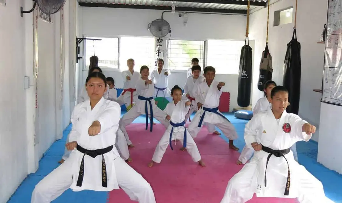 Los 18 karatecas evaluados del Dojo Kaizen mostraron sus avances técnicos durante el examen de grados Kyu. Cortesía