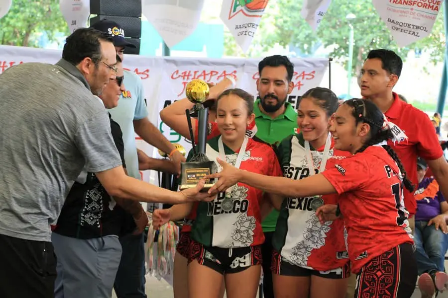 Autoridades estatales y nacionales de Ademeba premiaron a los ganadores, destacando el esfuerzo de todos los equipos participantes. Cortesía