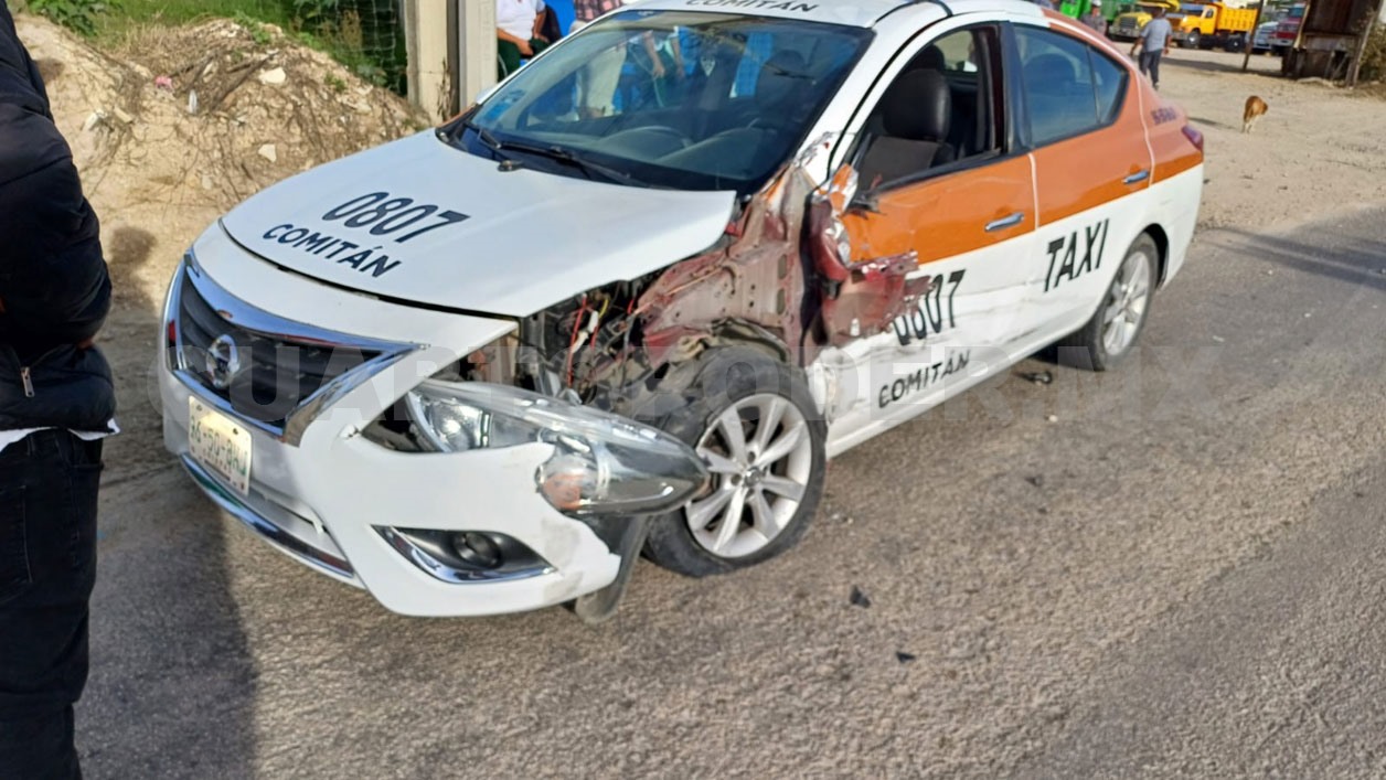 Choque frontal de pick up y taxi
