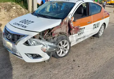 Choque frontal de pick up y taxi
