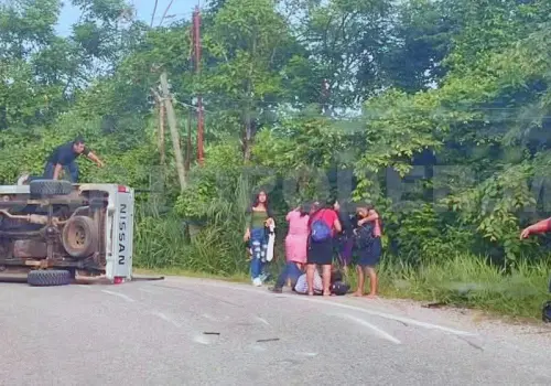 Transporte ejidal se accidenta en paraje