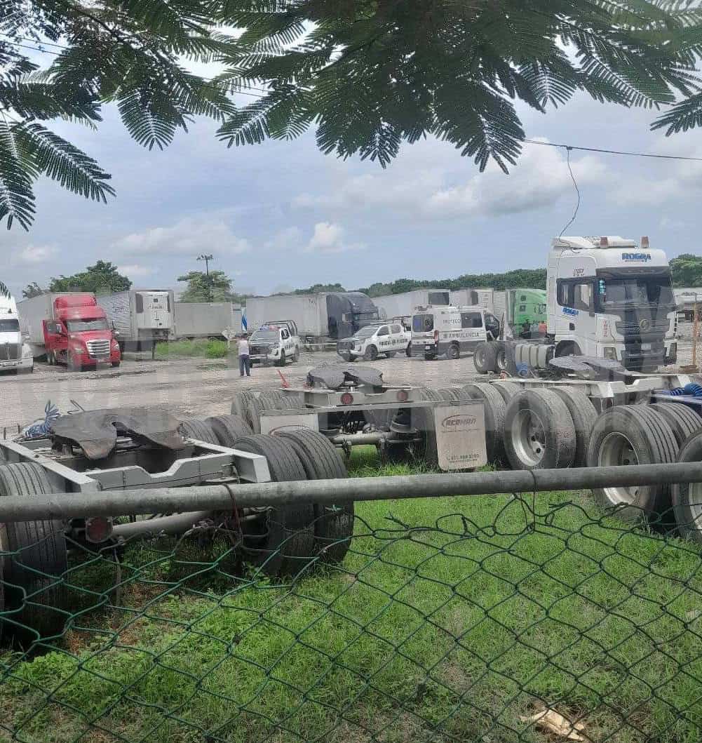 Muere trailero en la cabina de su unidad