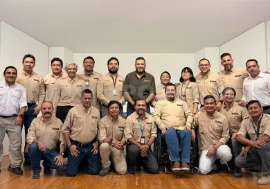 Entregan uniformes al Colegio de Guías de Turistas