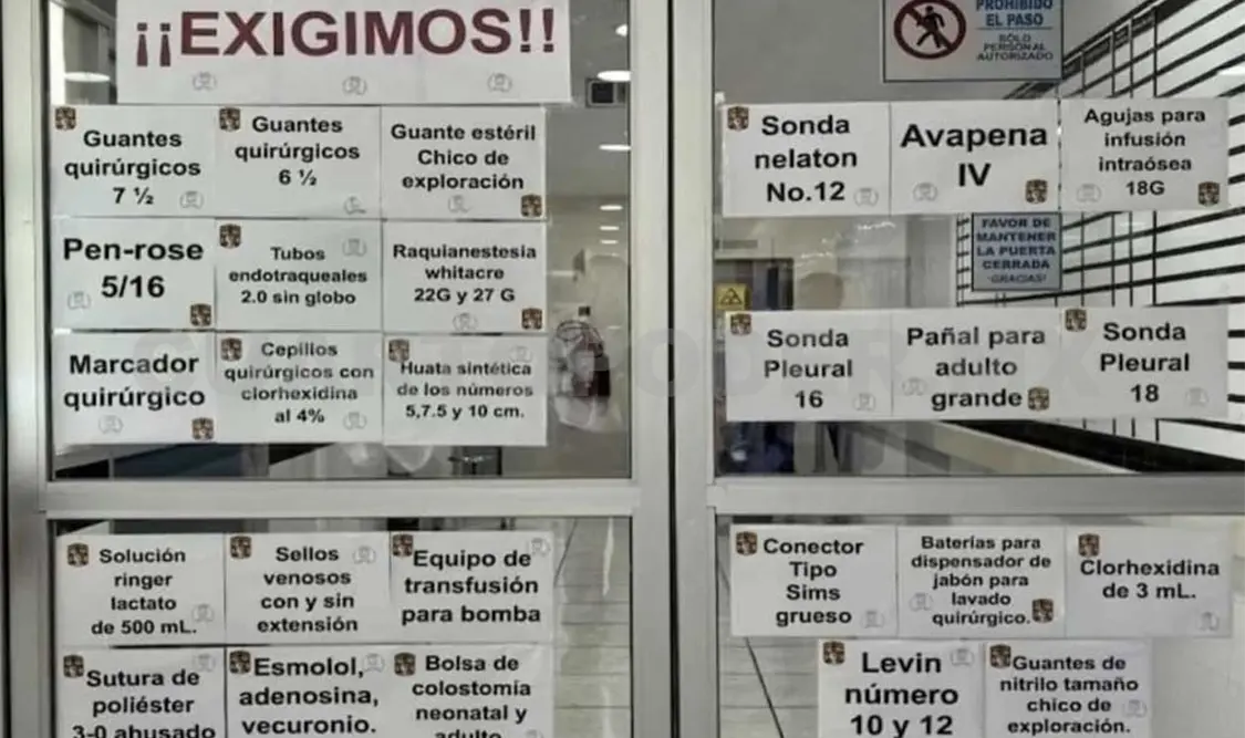 Personal médico colocó carteles, enumerando los recursos faltantes. Cortesía