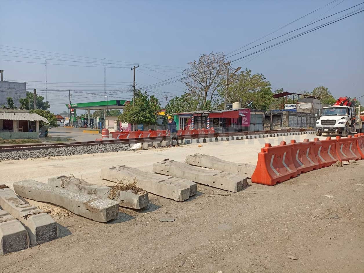 Denuncian cierre de cruce por obras de tren