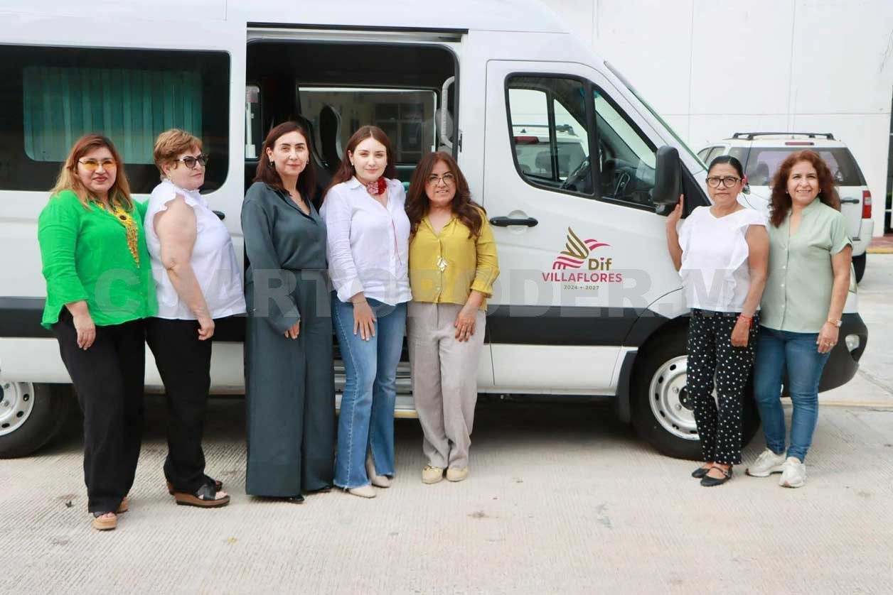 Valeria Rosales entrega vehículo al DIF Villaflores