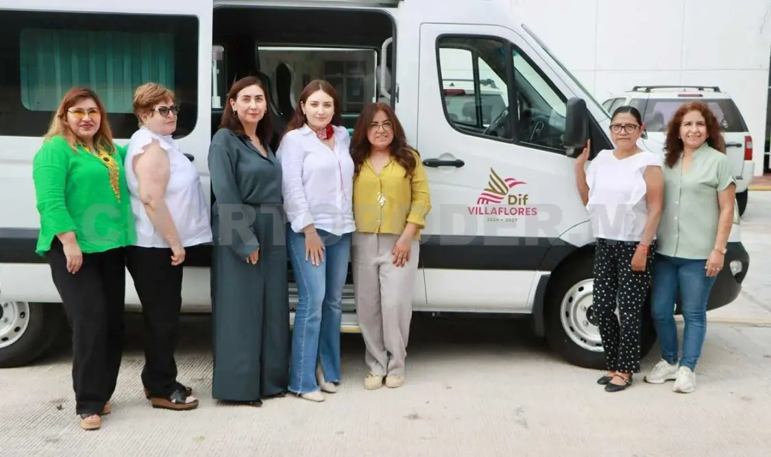 Valeria Rosales entrega vehículo al DIF Villaflores