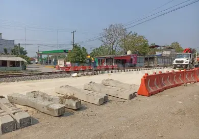 Denuncian cierre de cruce por obras de tren