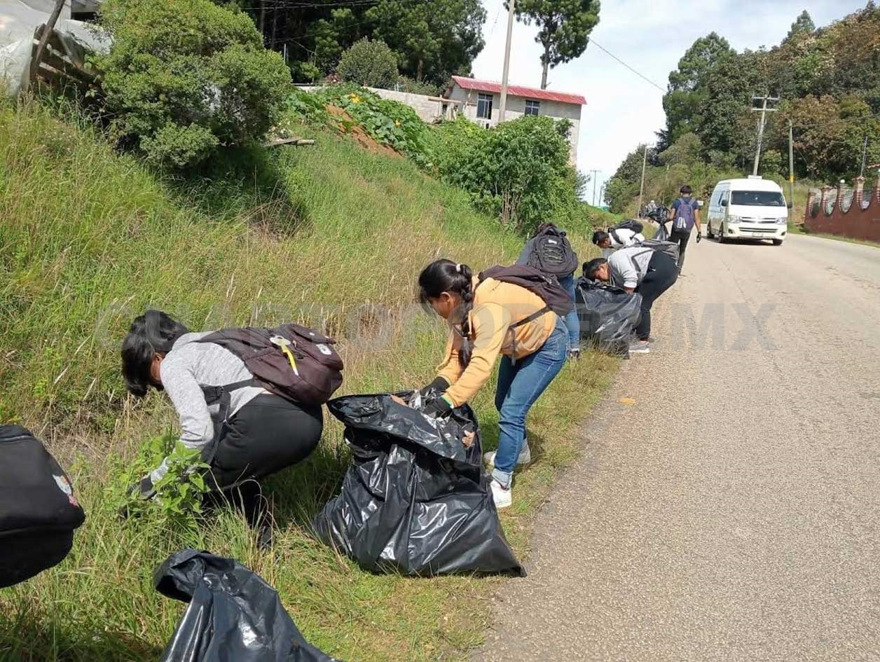 Normalistas hacen limpieza en calles y carreteras