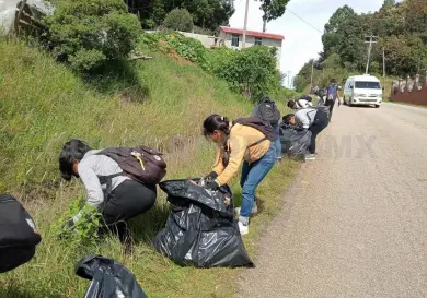 Normalistas hacen limpieza en calles y carreteras