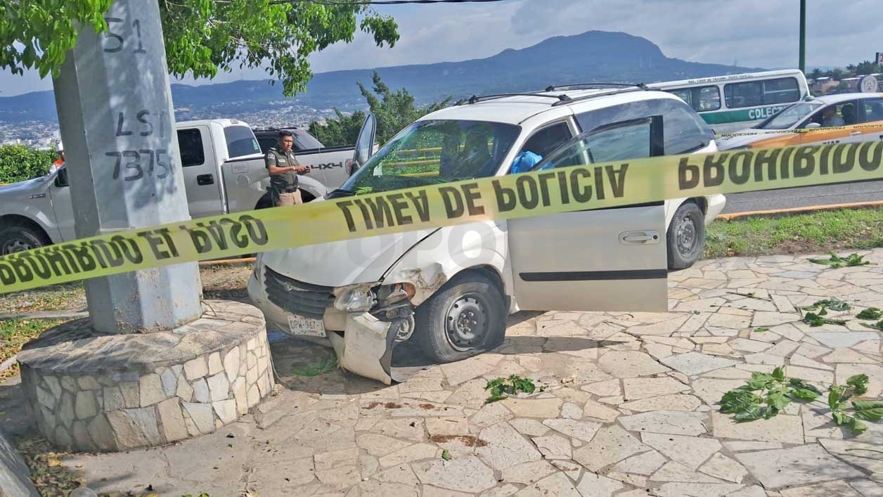 Pierde la vida al colisionar contra un árbol