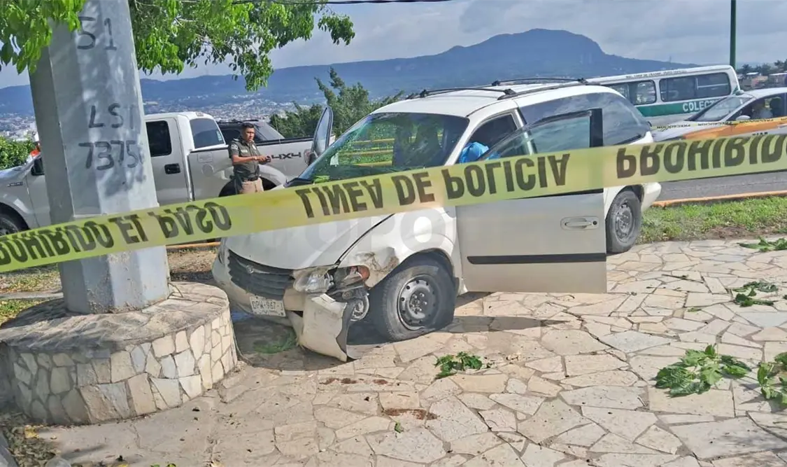 El conductor falleció al instante luego de subirse al camellón y chocar. Ulises Villalobos / CP