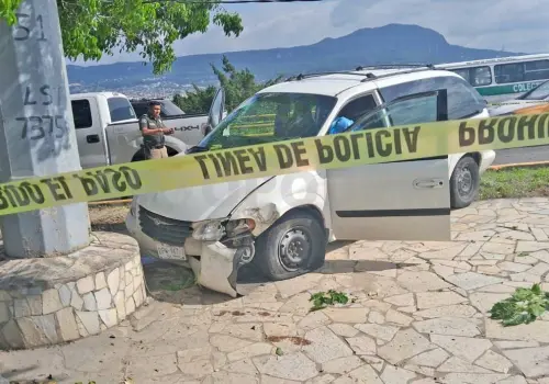 Pierde la vida al colisionar contra un árbol