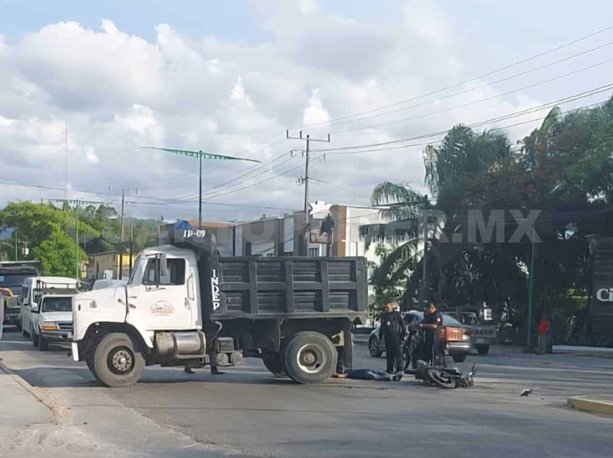 Choca por alcance a un camión de volteo