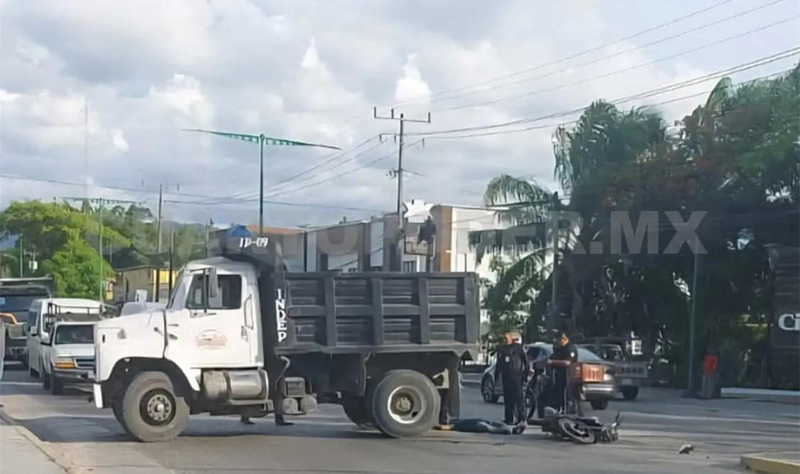 El motociclista se estrelló en la parte trasera de un volteo. Genaro Sánchez / CP