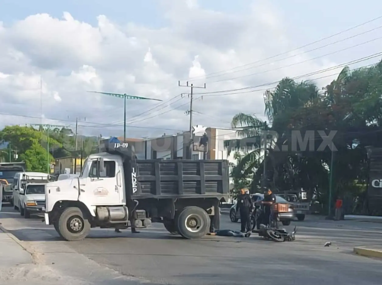 Choca por alcance a un camión de volteo