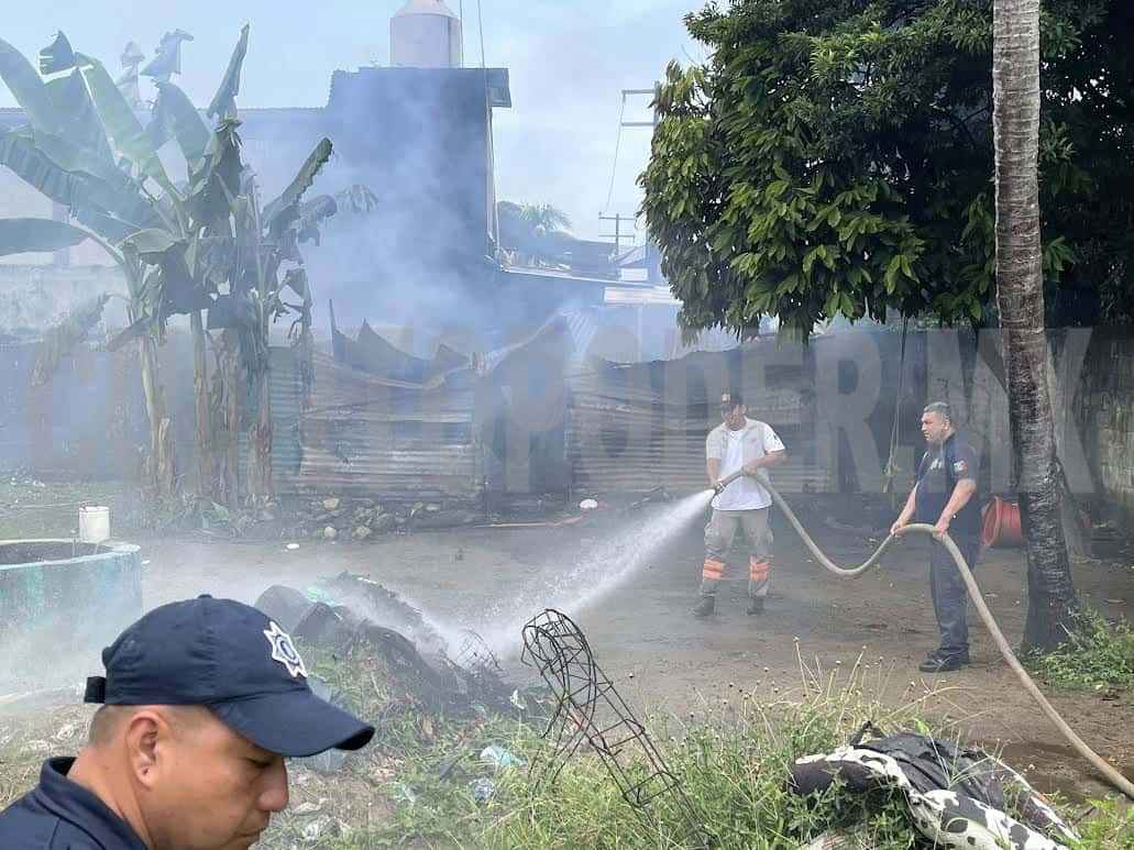 Pelea con su pareja y queman la vivienda