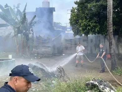 Pelea con su pareja y queman la vivienda