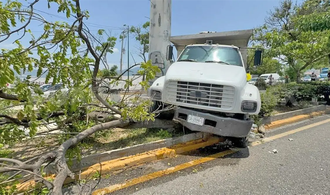 Se le ponchó la llanta y el chofer ya no pudo maniobrar el Volteo. Ulises Villalobos / CP