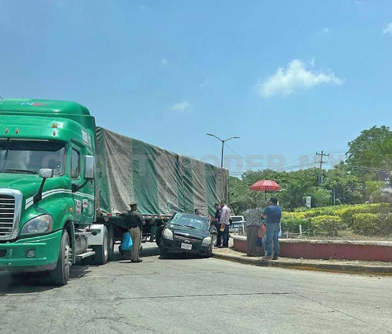 Casi le pasa encima tráiler a compacto