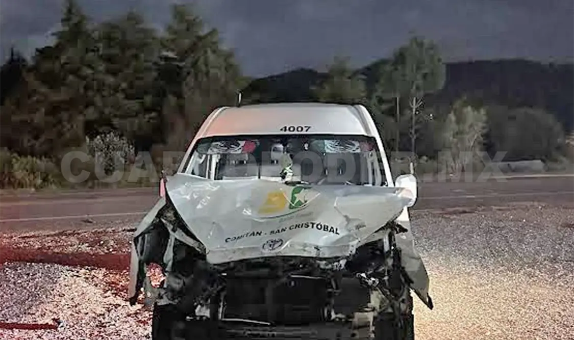 La unidad de pasaje terminó destrozada de la parte frontal y hubo heridos. Juan Orel / CP