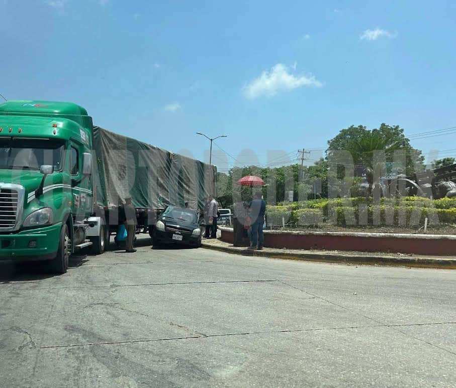 Casi le pasa encima tráiler a compacto 