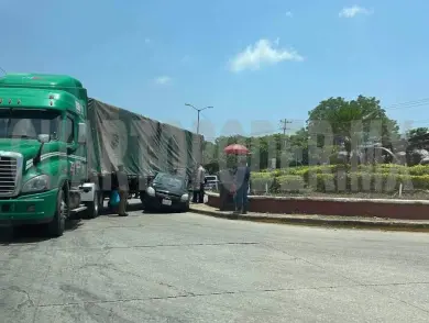 Casi le pasa encima tráiler a compacto 