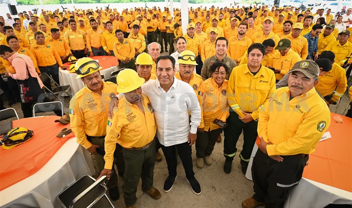 El mandatario destacó el compromiso, valentía y disciplina de los combatientes de incendios forestales. CP