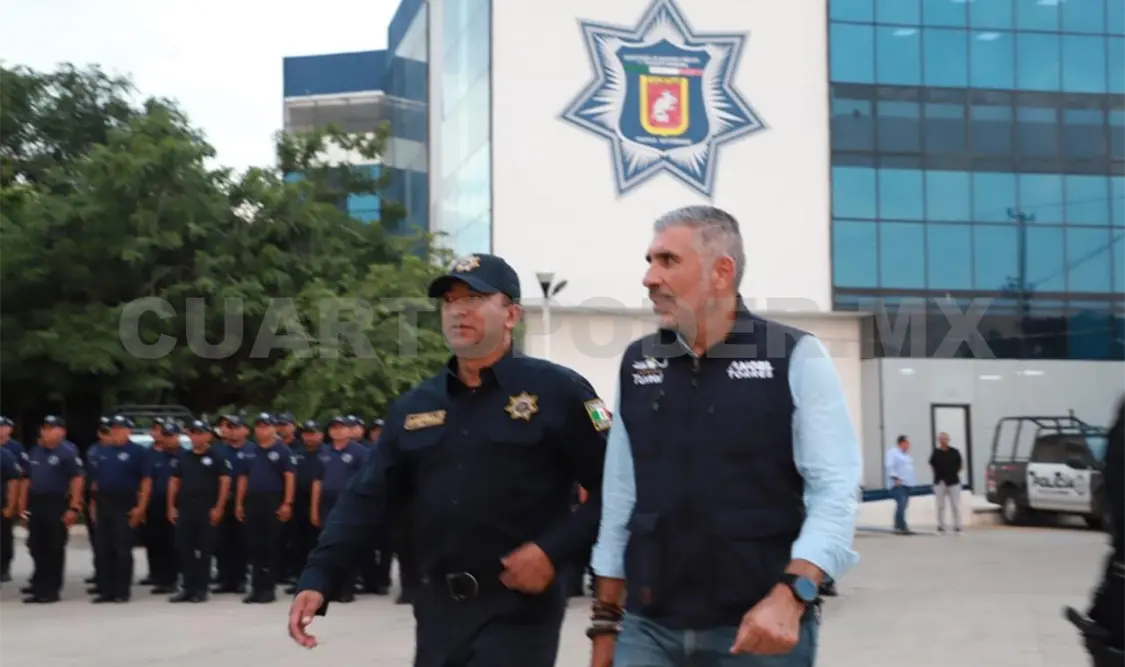 El alcalde Ángel Torres, junto al secretario de Seguridad Pública Municipal, David Hernández Pérez. CP