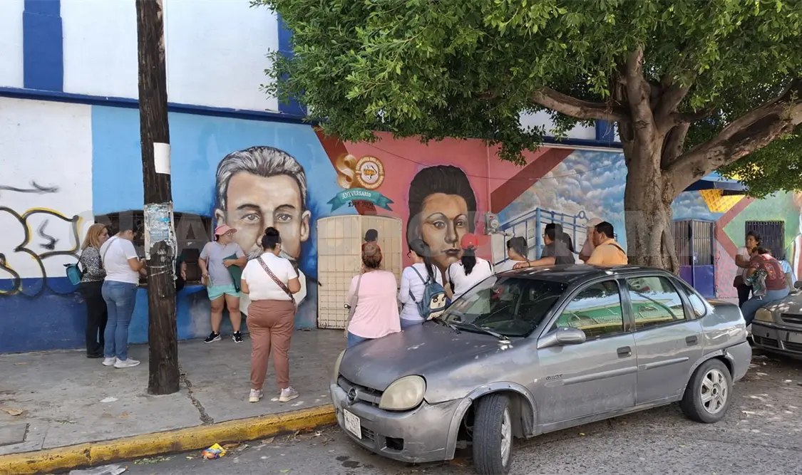 Los papás inconformes dijeron que el director ya no los ha querido recibir, por eso están haciendo presión. William Chacón / CP