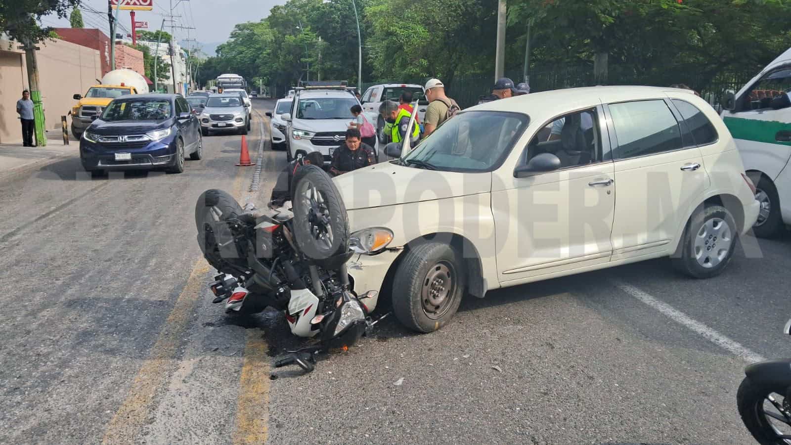 Le cortan el paso a motorista y lo lesionan