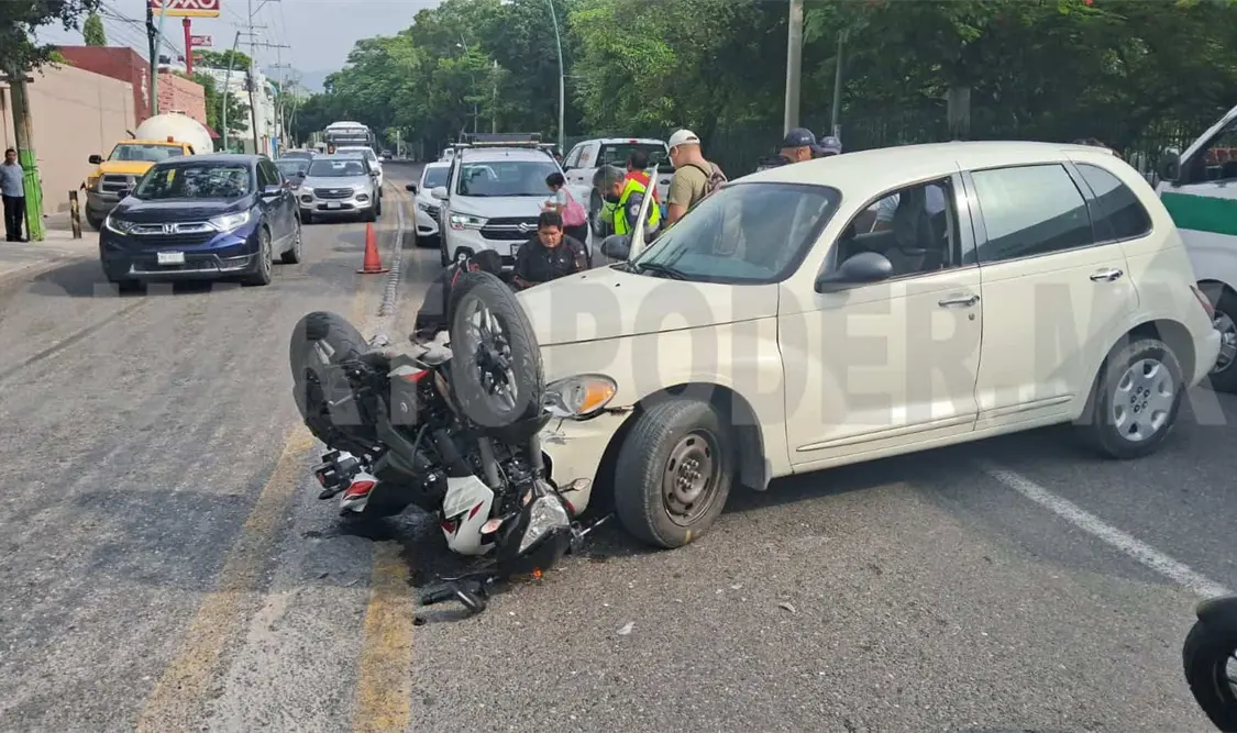 Le cortan el paso a motorista y lo lesionan