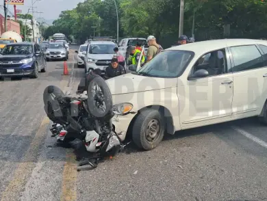 Le cortan el paso a motorista y lo lesionan