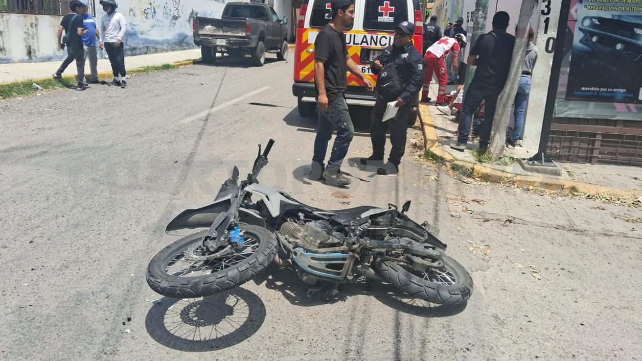 Motociclista se pasa la preferencia y se estrella