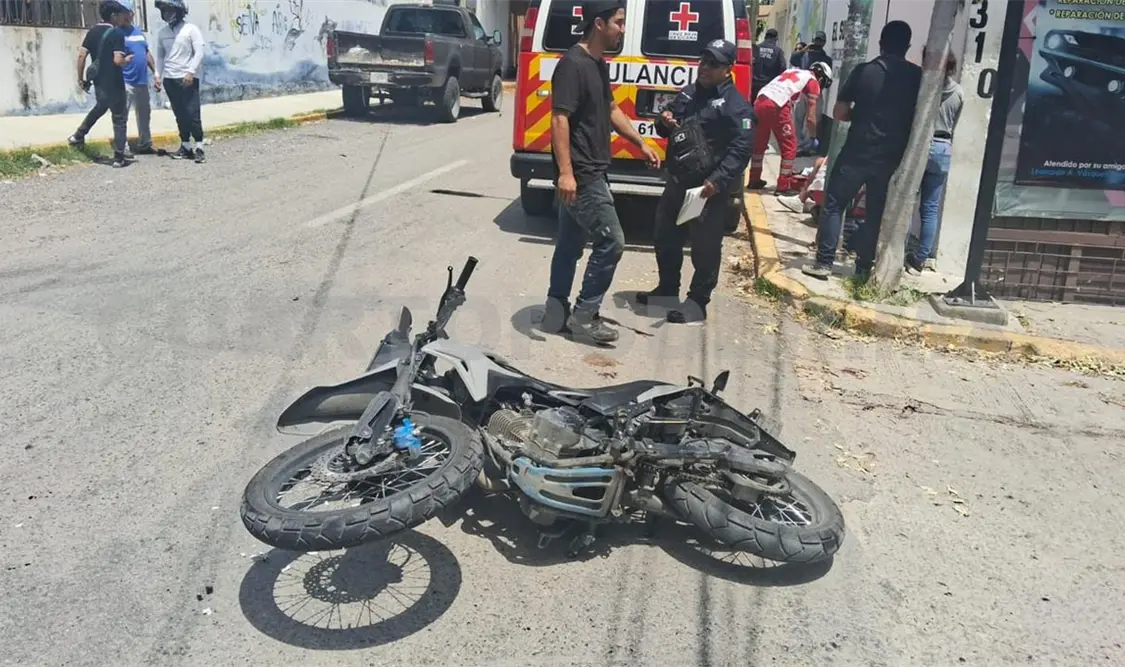 Al parecer los responsables fueron los motociclistas que no se detuvieron en la preferencia vial. Ulises Villalobos / CP