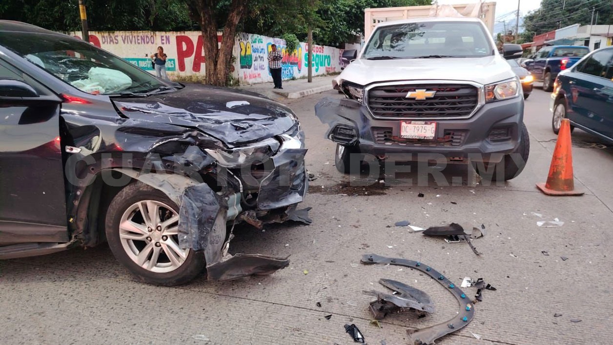 Fuerte accidente solo deja daños materiales