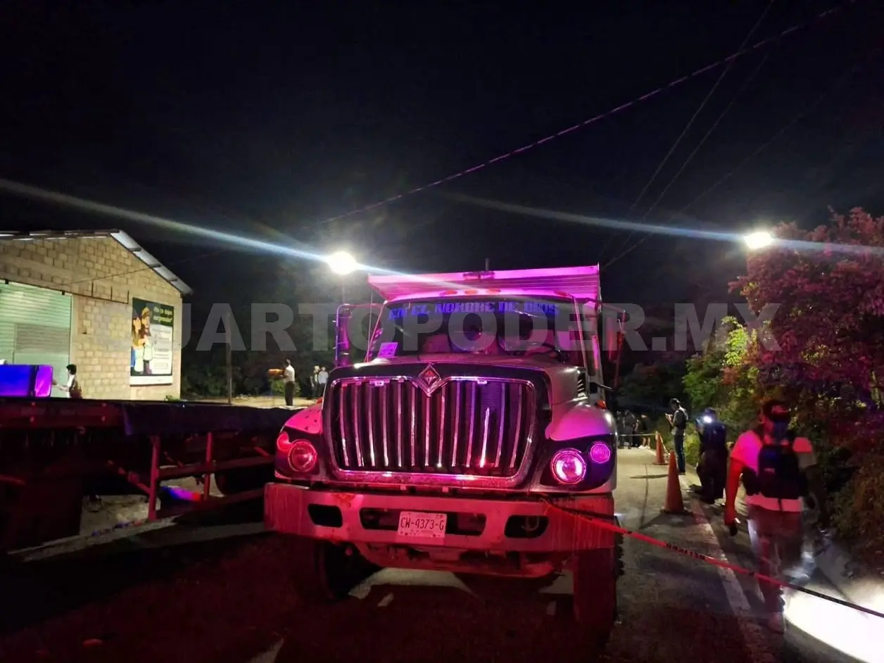 Muere trailero atropellado