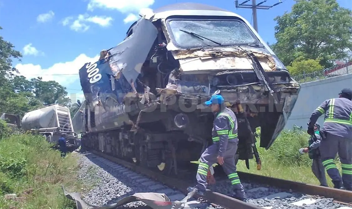 Los pasajeros se llevaron un buen susto, aunque por fortuna salieron prácticamente ilesos, no así el maquinista. Genaro Sánchez / CP