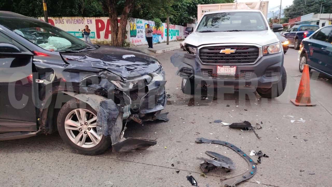Fuerte accidente solo deja daños materiales