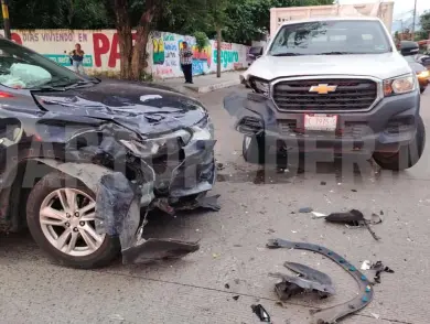 Fuerte accidente solo deja daños materiales