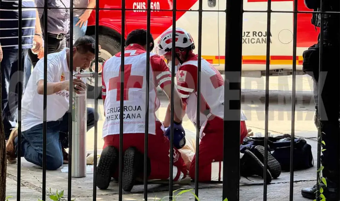 Fallece en estacionamiento; al parecer de un infarto