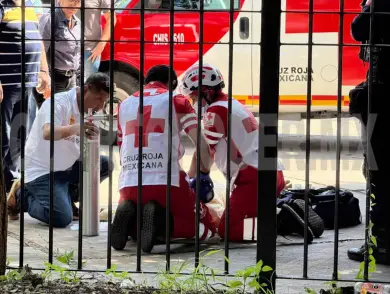 Fallece en estacionamiento; al parecer de un infarto
