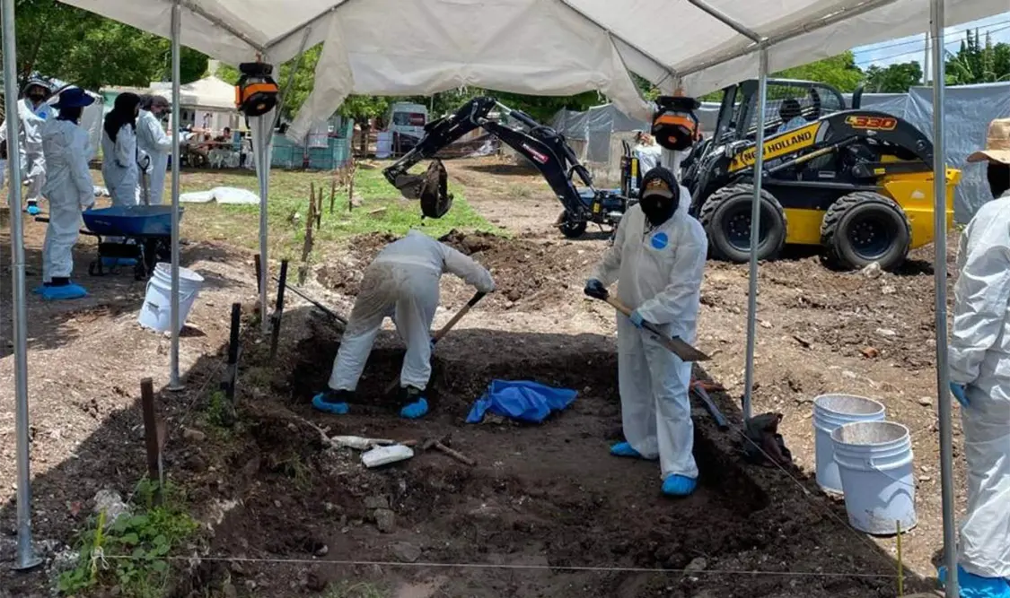 Avanza exhumación de cuerpos en panteón